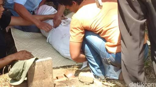 Jasad Almarhumah Pendiri Pondok Pesantren Ini Masih Utuh