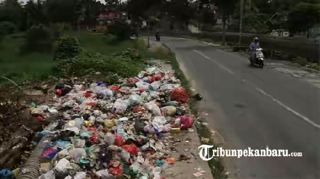 Sampah Menumpuk di Jalan Lembah Raya Pekanbaru