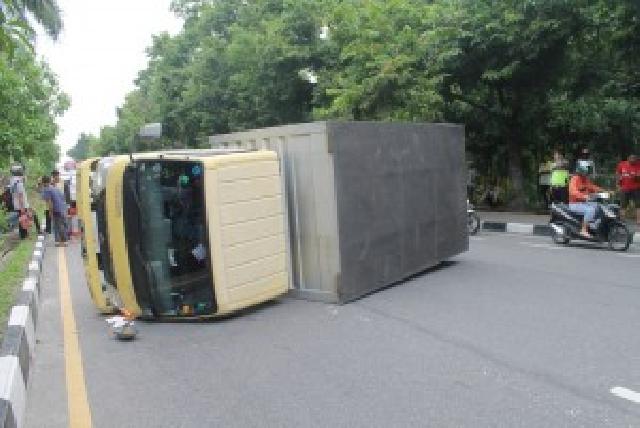 Truk Kuning Terguling di Diponegoro