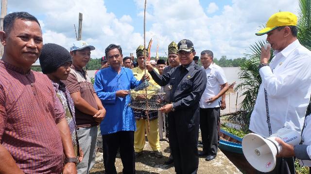 Bupati Inhil Serahkan Bantuan 13 Unit Kapal Motor Dan Ratusan Alat Tangkap Kepada Nelayan