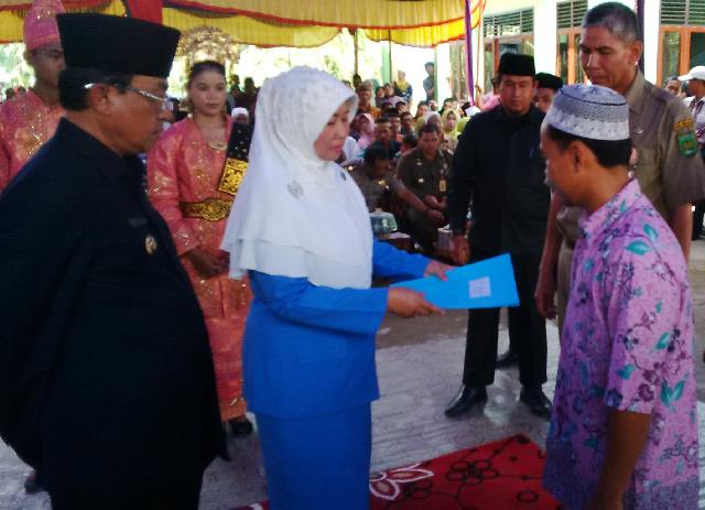 Disdukcapil Inhil Serahkan Akta Kelahiran ke Lembaga Paud di Kecamatan Enok