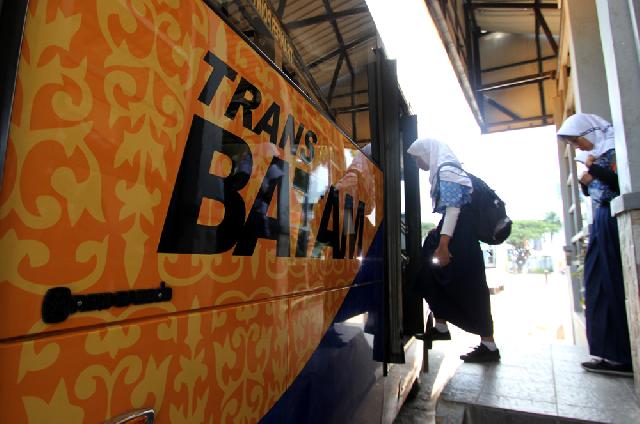 Bus Trans Batam Dipukul Besi, Sopirnya Diancam
