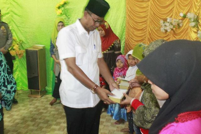 Hadiri Festival Nasyid, Bupati Rohil Serahkan KIS Kepada Warga Bagan Sinembah