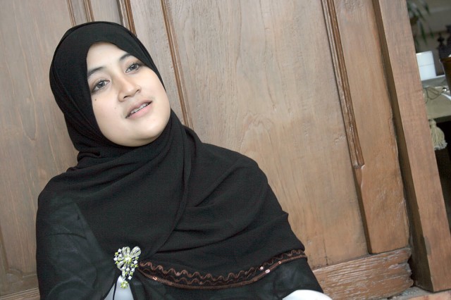 Pipik Dian Irawati, Istri Uje Lepas Jilbab Demi Uang