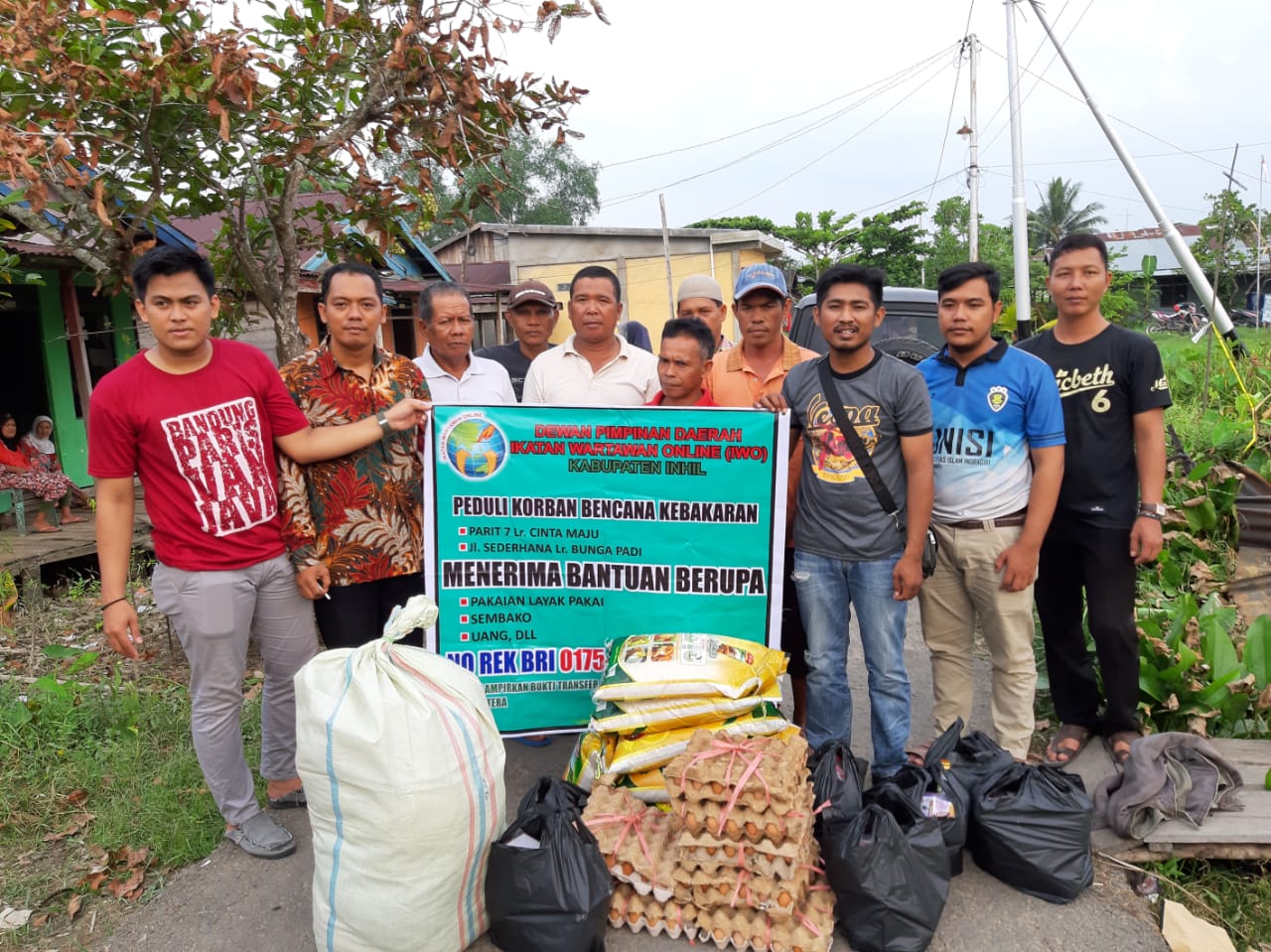 Ikatan Wartawan Online (IWO) Inhil Bantu Korban Kebakaran