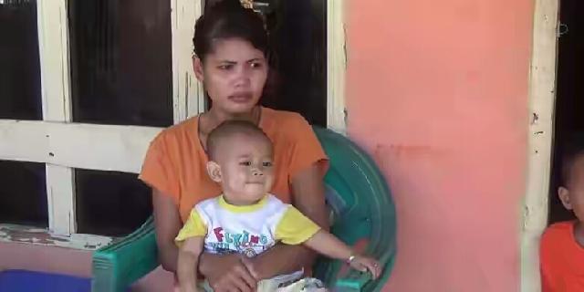 Dapat Kabar Suaminya Bebas dari Penyanderaan Abu Sayyaf, Sri Dewi Sujud Syukur