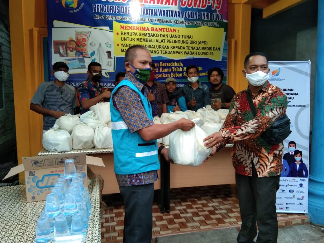 Posko Relawan Covid-19 IWO Inhil Terima Titipan Paket Sembako dari PLN Tembilahan