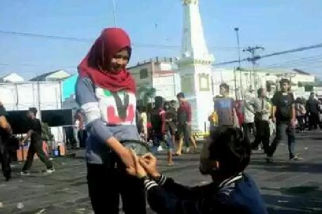 Ini Asal Kenapa Pria Menekuk Sebelah Lutut Saat Melamar