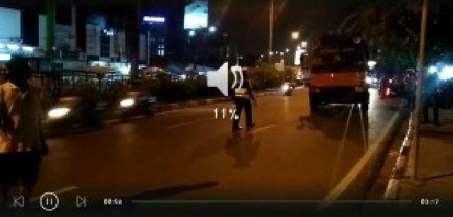 Video: Truk Sampah Rem Blong Ini Bikin Jalan Sudirman Macet di Malam Minggu