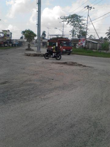 Lubang Di Badan Jalan Tembilahan Ini Bisa Diresmikan Jadi Objek Wisata?