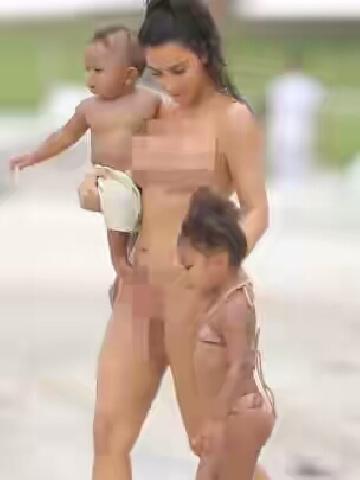 Diet Berhasil, Kim Kardashian Berani Berbikini Lagi