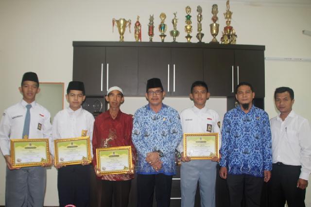 Bupati Inhil Serahkan Hadiah Pawai Takruf