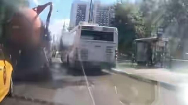 Truk Pengangkut Tinja Meledak, Mobil dan Jalanan Banjir Kotoran