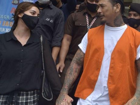 Lepas Kangen, Jerinx dan Nora Ciuman di Mobil Tahanan