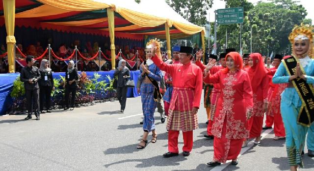 Bupati Inhil Pimpin Pawai Taaruf di MTQ Riau