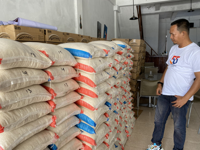 Dukung Petani! Kadin Inhil Borong Beras Organik di Desa Kuala Sebatu