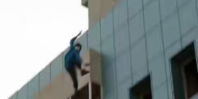 Seorang Gay Tewas setelah Dilempar ISIS dari Gedung Tinggi di Irak