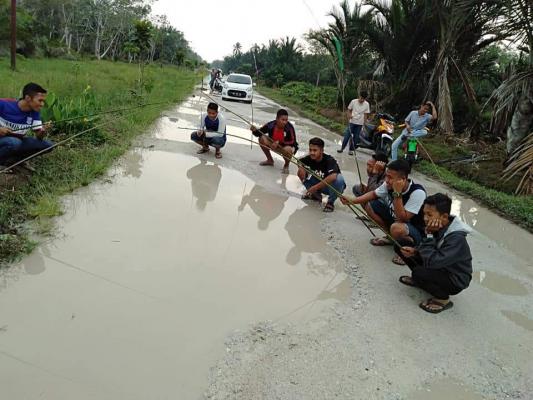 Waduh Warga Bengkalis Mancing Dibadan Jalan
