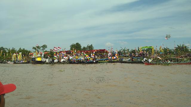 Ribuan Masyarakat dan Puluhan Pompong Hias Padati Tepian Sungai Indragiri 