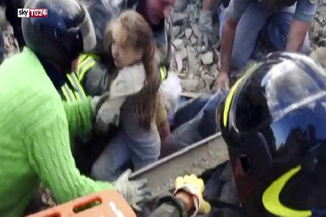 Terkubur 17 Jam, Bocah 10 Tahun Selamat dari Gempa Italia