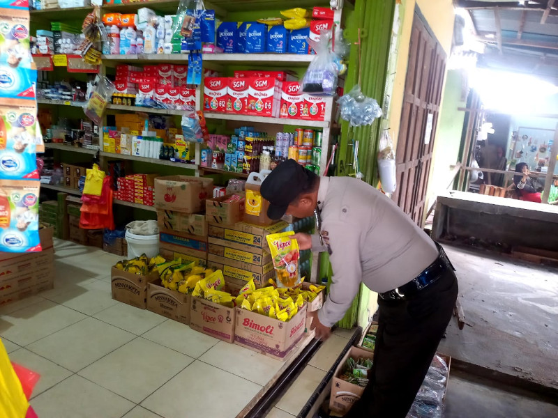 Personil Polsek Tempuling Lakukan Monitoring Harga Sembako di Kelurahan Pangkalan Tujuh