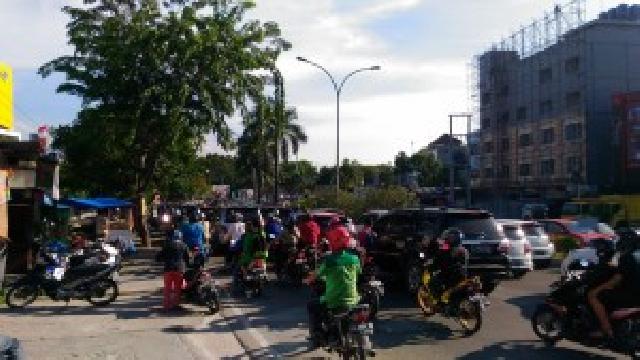 Aksi 3 Tahun Kinerja Jokowi, Jalur Sudirman Macet Hingga Kantor Gubernur Riau