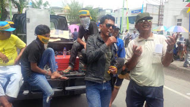 Heboh, Menunggu Aspirasi Terjawab, Para Pendemo DPRD Rohil Lakukan Hal Ini