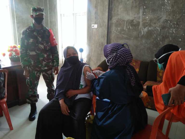 Babinsa Sertu Almi: Pelaksanaan Vaksin Tetap Harus Mengedepankan Disiplin Protokol Kesehatan