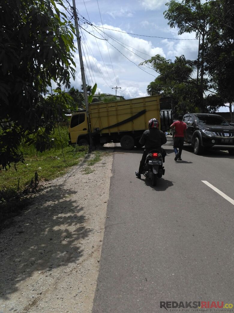 Kecelakaan Tunggal di Inhil, Truk Pengangkut Barang Tabrak Tiang Listrik