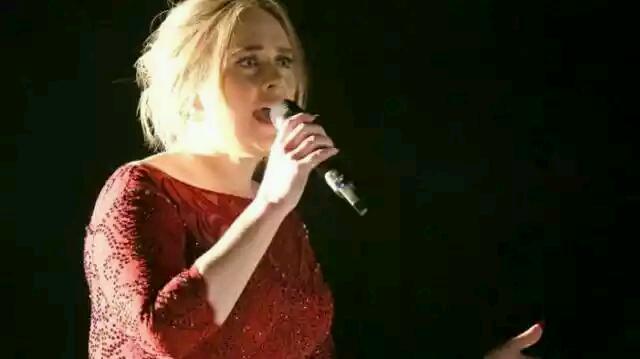 Ketika Adele Tersambar 'Petir' Dua Kali
