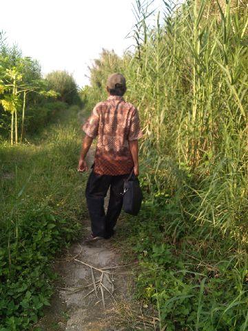 Masyarakat Pasir Emas Keluhkan Jalan Induk Desa Masih Jalan Setapak