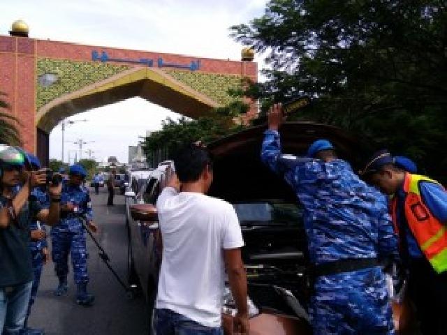 Pasukan Loreng Biru, Lakukan Pengamanan Ketat di Gerbang Bandara SSK II