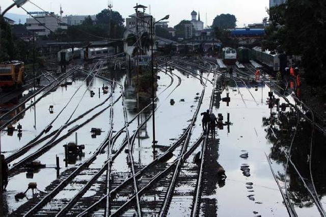 Stasiun Bandung Banjir, Perjalanan Kereta Api Terganggu