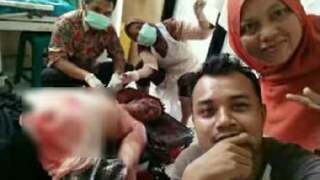 Waduh, Mayat Korban Pembunuhan yang Masih Berlumuran Darah, Perawat Asyik Wefie