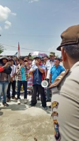 Massa Demonstran Tuntut Perhatian Dari Disnaker Kabupaten