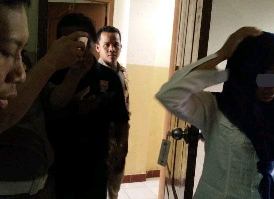 Pasangan Diduga Mesum Kepergok Dikamar Hotel