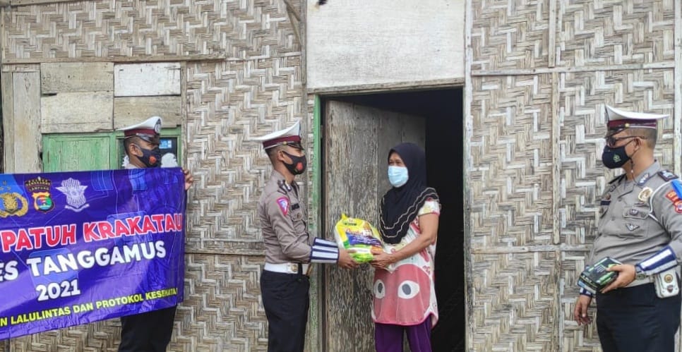 Sat Lantas Polres Tanggamus Bagikan Ratusan Bansos dan Ribuan Masker saat Ops Patuh Krakatau 2021