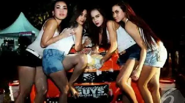 Tarian Cuci Mobil Ini Bikin Heboh, Pengelola Mal Kecolongan