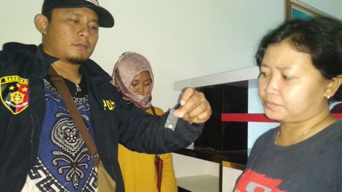 Pengembangan Pencurian Mobil di Pringsewu, Seorang Perempuan Berjilbab Diamankan Polisi