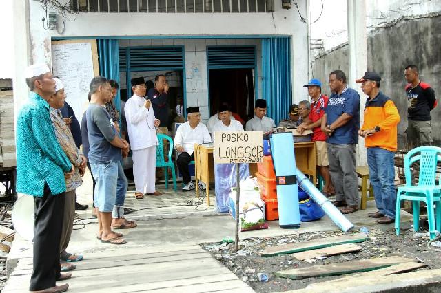 Gubernur Riau Bersama Bupati Inhil Kunjungi Para Korban Longsor