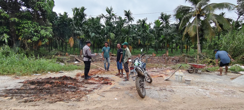 Lewati Jalan Berlumpur, Aipda Andriawan dan Bripka Radot AS Sampaikan Imbauan Pemilu Damai di Kelura