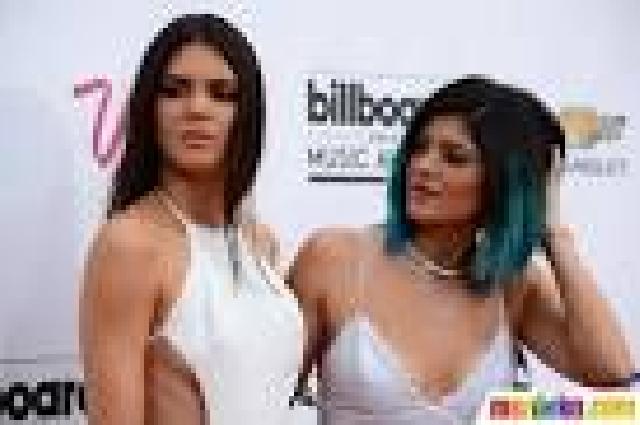 Kendall dan Kylie Jenner Lebih Suka Nonton Ini