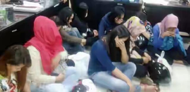 Digerebek Salpol PP Sedang Gituan dengan Cewek, Pria ini Malah Ingin Lanjutkan Aksinya