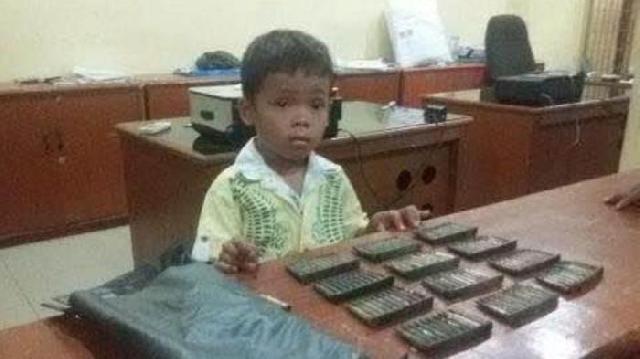 Bocah Ini Membuat Heboh Dengan Barang Temuannya