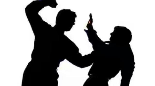 Polantas 'Dihajar' Pria Berambut Cepak