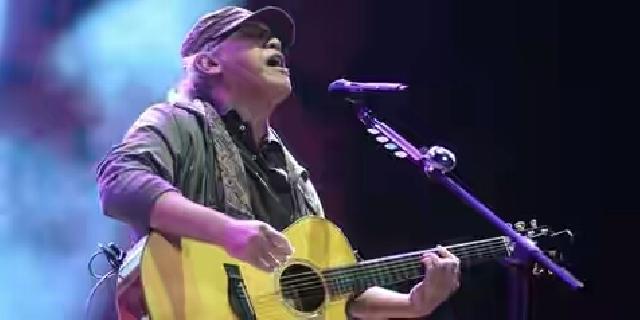 Rayakan Ulang Tahun Bersama Puluhan Ribu Oi, Iwan Fals Nangis