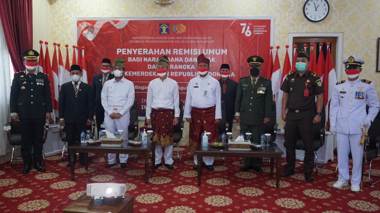 Delapan Orang Napi Bebas, Bupati Rohil Serahkan Remisi Umum