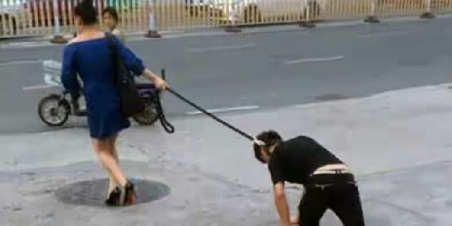 Heboh, Wanita Ini Perlakukan Pacarnya Seperti Binatang