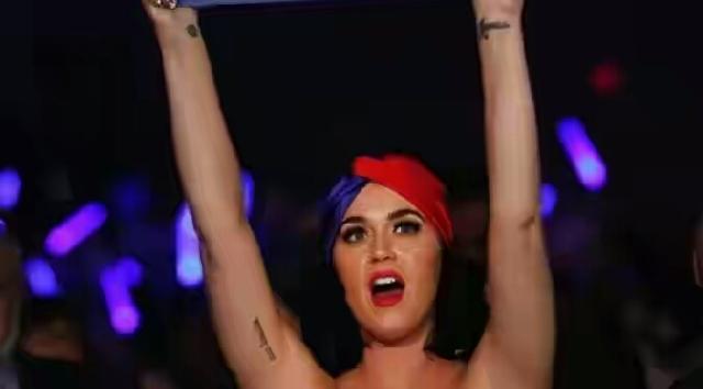 Katy Perry Ditangkap Polisi Gara gara Bugil di Tempat Umum