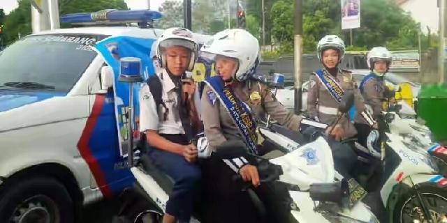 Berangkat Sekolah Tanpa Helm, Siap-siap Diantar Polwan Cantik